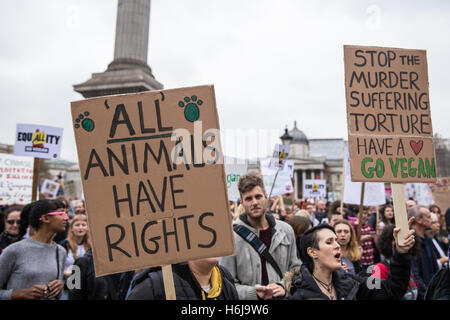 Londres, Royaume-Uni. 29 octobre, 2016. Les défenseurs des droits des animaux mars à Trafalgar Square, en route vers le Parlement d'exiger que les politiciens et les entreprises mettre fin à l'exploitation et la mise à mort des animaux dans l'intérêt de l'homme. La marche a été organisée par l'activisme créatif poussée collective. Banque D'Images
