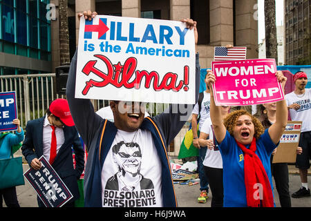 Sao Paulo, Brésil - le 29 octobre 2016, un groupe de partisans de Donald Trump se sont réunis pour un rallye Pro-Trump sur l'Avenue Paulista à Sao Paulo au Brésil. Banque D'Images