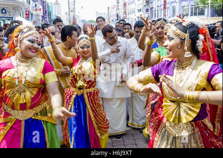 Kuala Lumpur, KUALA LUMPUR, MALAISIE. 29 Oct, 2016. Tan Sri Datuk Seri Dr M Kayveas(62, au centre), Président de la People's Progressive Party (PPP) Participez aux festivités le 29 octobre 2016 à Brickfields, Kuala Lumpur, Malaisie.Little India dans Brickfields ici a pris un air de fête que les Malaisiens de diverses races et de tous horizons se sont réunis pour célébrer la Deepavali lors d'une journée portes ouvertes organisée par le Parti progressiste du peuple © Chris Jung/ZUMA/Alamy Fil Live News Banque D'Images