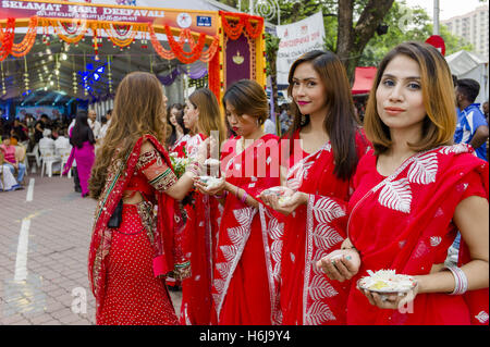 Kuala Lumpur, KUALA LUMPUR, MALAISIE. 29 Oct, 2016. Les participants de célébrations du Diwali à Brickfields posent au cours de la célébrations du Diwali Kuala Lumpur, Malaisie, le 29 octobre 2016.Little India dans Brickfields ici a pris un air de fête que les Malaisiens de diverses races et de tous horizons se sont réunis pour célébrer la Deepavali lors d'une journée portes ouvertes organisée par le Parti progressiste du peuple © Chris Jung/ZUMA/Alamy Fil Live News Banque D'Images