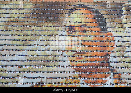 Beijing, la Thaïlande. 28 Oct, 2016. Un total de 1 250 étudiants, affichent des portraits de mosaïque fin Thai le Roi Bhumibol Adulyadej en le retournant d'administration à l'Assumption College de Bangkok, Thaïlande, le 28 octobre 2016. © Sageamsak Rachen/Xinhua/Alamy Live News Banque D'Images