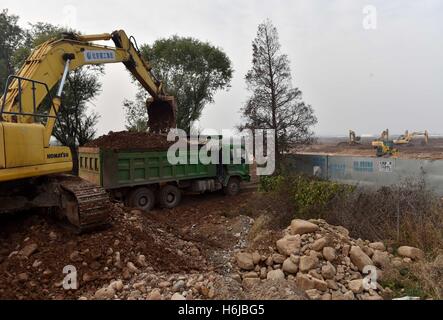 Beijing, Chine. 30Th Oct, 2016. Les constructeurs travaillent sur le site de construction d'un parc à thème Universal Studios au quartier de la ville de Beijing, à Beijing, capitale de la Chine, le 30 octobre 2016. Le Beijing Universal Studios, le sixième du genre dans le monde, devrait ouvrir en 2020. © Luo Xiaoguang/Xinhua/Alamy Live News Banque D'Images