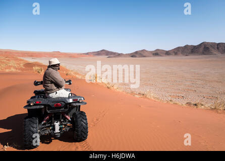 Le quad sur les dunes dans le Namib-Naukluft National Park, Namibie Banque D'Images