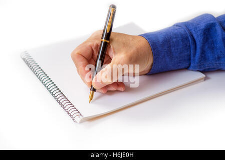 La main de l'homme écrit avec un stylo plume isolée. Banque D'Images