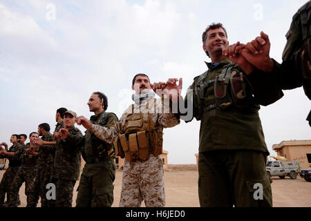 Des combattants kurdes de la GPJ des unités de protection kurde traditionnelle danse La danse dans une cérémonie de recrutement militaire à Al Hasakah ou district Hassakeh en Syrie du nord Banque D'Images