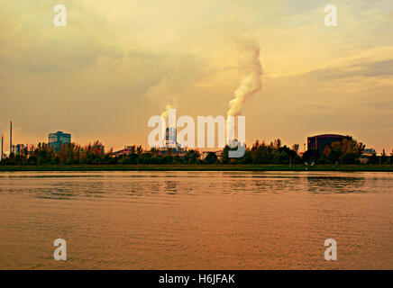 Zone industrielle de Linz en Autriche. Le Danube à l'avant-plan amélioré numériquement Banque D'Images