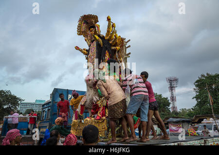 Durga idol étant présenté dans un camion par groupe de travailleurs pour l'immersion dans le Gange. Banque D'Images