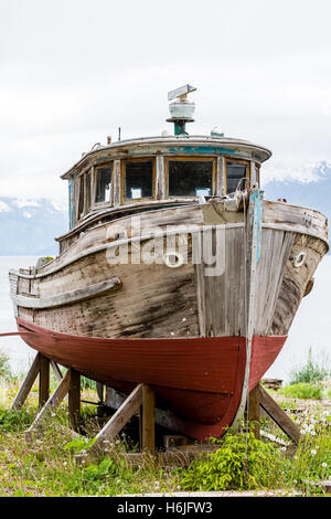 Vieux bateau en bois sur la cale sèche d'Alaska Banque D'Images