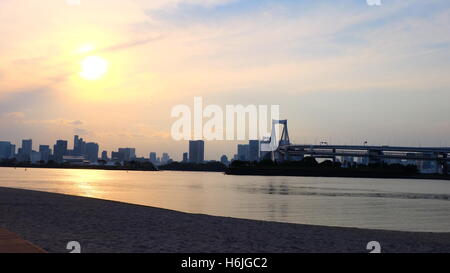 Station à Odaiba avec orange soleil et ciel nuageux en fin d'après-midi, Tokyo, Japon. Banque D'Images