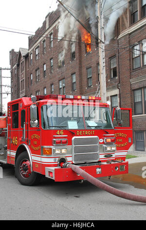 Incendie dans un immeuble collectif, l'east side de Detroit, Detroit, Michigan, USA Banque D'Images