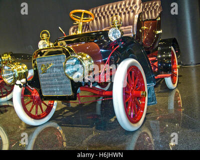 Cadillac Vintage 1900 voiture avec roues à rayons rouge et blanc pneus Banque D'Images