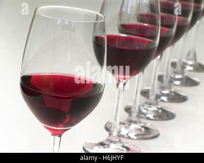 Situation de dégustation de vins fins avec une volée de verres à vin rouge prêts pour la séance de dégustation Horizontal/Vertical dégustation de vins Banque D'Images