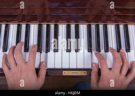 Man playing piano près des deux mains Banque D'Images