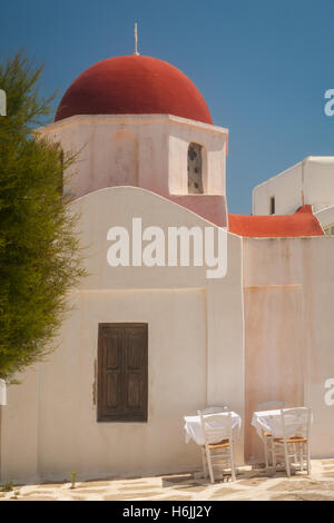 L'église grecque-orthodoxe d'un dôme rouge à Mykonos Banque D'Images