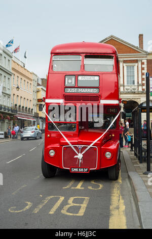 Rouge britannique traditionnel Routemaster bus à deux étages avec décoration de mariage pour une cérémonie de mariage à un arrêt de bus en une rue à Windsor, Royaume-Uni Banque D'Images