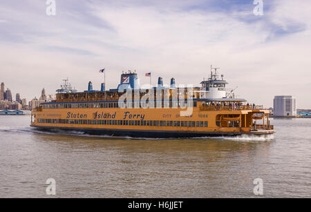 NEW YORK, NEW YORK, USA - Staten Island Ferry dans le port de New York. Banque D'Images