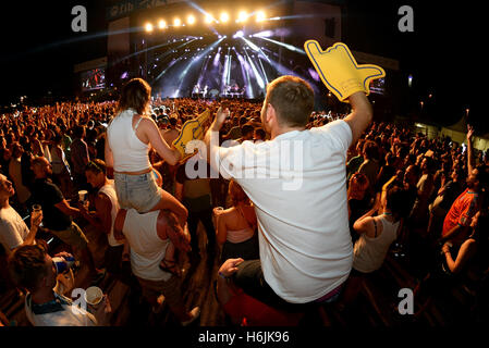 BENICASSIM, ESPAGNE - 17 juil : foule lors d'un concert au Festival de Musique le 17 juillet 2015 à Benicassim, Espagne. Banque D'Images