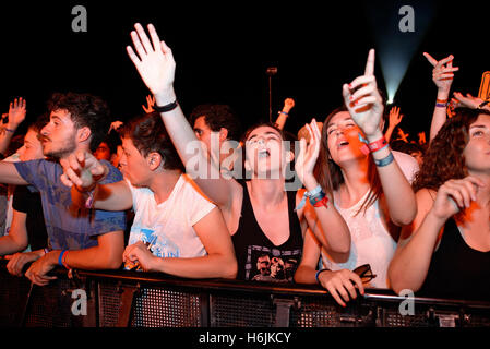 BENICASSIM, ESPAGNE - 17 juil : foule lors d'un concert au Festival de Musique le 17 juillet 2015 à Benicassim, Espagne. Banque D'Images