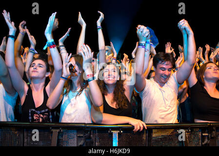 BENICASSIM, ESPAGNE - 17 juil : foule lors d'un concert au Festival de Musique le 17 juillet 2015 à Benicassim, Espagne. Banque D'Images