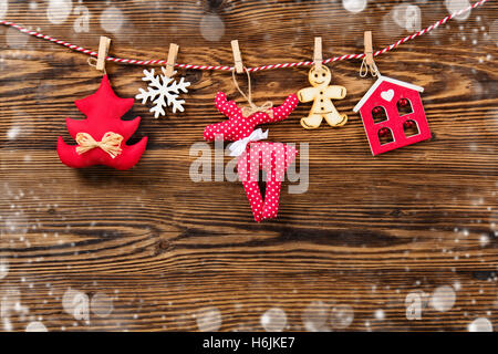 Décoration de Noël placés sur des planches. Copyspace pour le texte Banque D'Images