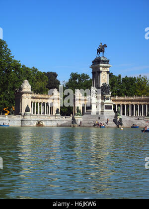 Peut-MADRID : 7 personnes non identifiées sont vus en chaloupes et reposant sur les marches du monument au roi Alphonse XII à Retiro Park Ma Banque D'Images