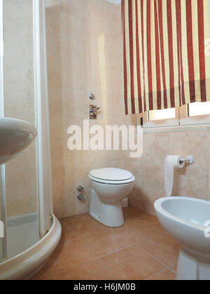 Salle de bains en deux étoiles hôtel Milan Italie avec bidet Banque D'Images