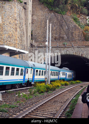 La gare ferroviaire de trains de banlieue dans la montagne par des Cinque Terre Riomaggiore Riviera Italienne Banque D'Images