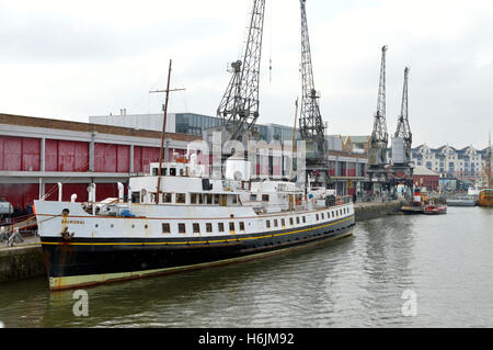 Le navire MV Balmoral amarré à l'extérieur du musée M Shed dans le port flottant de Bristol avec les anciennes grues à vapeur en arrière-plan, Bristol, Angleterre, Royaume-Uni Banque D'Images