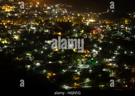 Vue de nuit de la ville montagneuse de Metsovo, dans la préfecture de Ioannina, Grèce, région de l'Épire. Banque D'Images