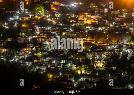 Vue de nuit de la ville montagneuse de Metsovo, dans la préfecture de Ioannina, Grèce, région de l'Épire. Banque D'Images