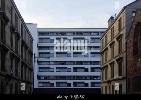 Bâtiment moderne des années 60 avec des vérandas montrant la vie de la classe ouvrière sous forme graphique Banque D'Images