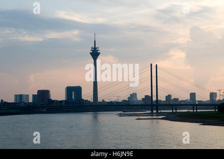 Porte de ville, et Rheinkniebruecke Rheinturm Tower bridge dans la lumière du soir, State Capitol Düsseldorf, Rhénanie du Nord-Westphalie Banque D'Images