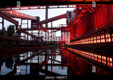 Photo de nuit de la Cokerie Zollverein cokerie, Site du patrimoine mondial de l'UNESCO, Route der Industriekultur Route industrielle de Banque D'Images