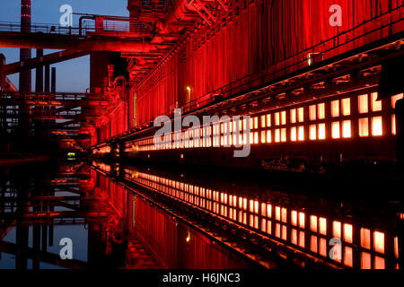 Photo de nuit de la Cokerie Zollverein cokerie, Site du patrimoine mondial de l'UNESCO, Route der Industriekultur Route industrielle de Banque D'Images