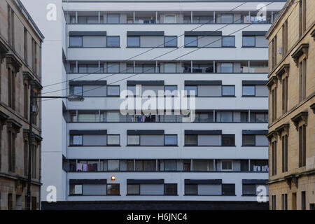 Bâtiment moderne des années 60 avec des vérandas montrant la vie de la classe ouvrière sous forme graphique Banque D'Images