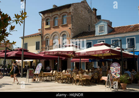 Café et restaurant dans la ville historique de Porec, Istrie, Croatie, Europe Banque D'Images