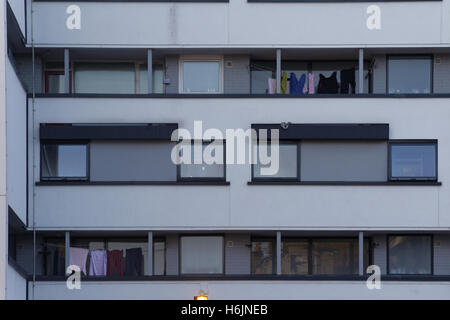 Bâtiment moderne des années 60 avec des vérandas montrant la vie de la classe ouvrière sous forme graphique Banque D'Images