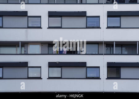 Bâtiment moderne des années 60 avec des vérandas montrant la vie de la classe ouvrière sous forme graphique Banque D'Images