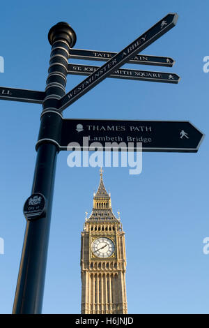 Big Ben Clock Tower et signpost, Londres, Angleterre, Royaume-Uni, Europe Banque D'Images