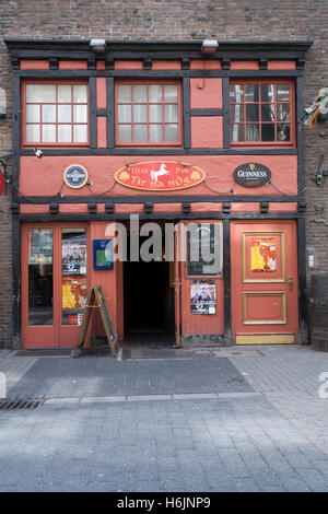 Pub irlandais de la ville historique de Düsseldorf, capitale du land de Rhénanie du Nord-Westphalie Banque D'Images