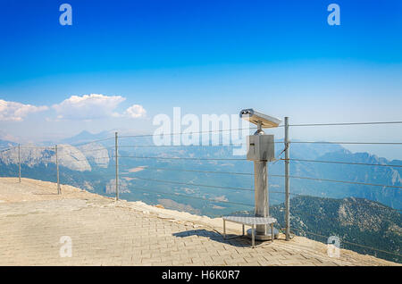 Plate-forme d'observation avec un télescope ou des jumelles au sommet du mont Tahtali, Kemer, Antalya province, Turkey. Sunn lumineux Banque D'Images