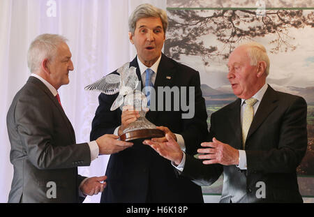 L'ajout de noms retransmis Martin (à gauche) et Joe Quinn (à droite) présente le secrétaire d'Etat américain John Kerry avec le Tipperary de la paix au cours d'une cérémonie à l'Aherlow House Hotel à Tipperary, Irlande. Banque D'Images