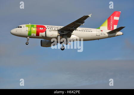 Appuyez sur Airbus A319-111 CS-TTE L'atterrissage à l'aéroport de Heathrow, Londres, UK Banque D'Images