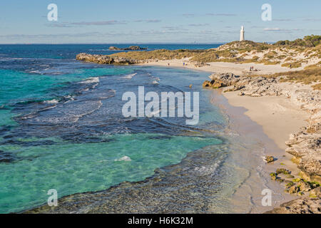 Le Bassin, Pinky Beach et phare de Bathurst à Rottnest Island, près de Perth en Australie occidentale. Banque D'Images