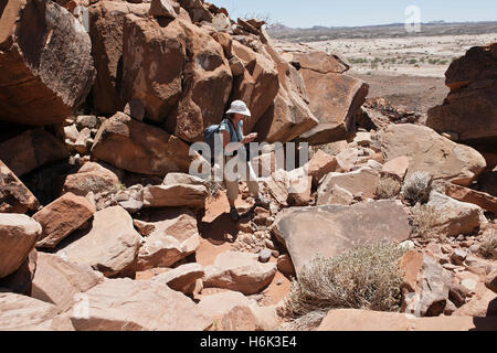 La découverte de la Montagne Brûlée autour de Damaraland Twyfelfontein en Namibie Banque D'Images