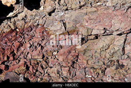 Les couches de calcaire autour de la montagne brûlée dans le Damaraland Twyfelfontein en Namibie Banque D'Images