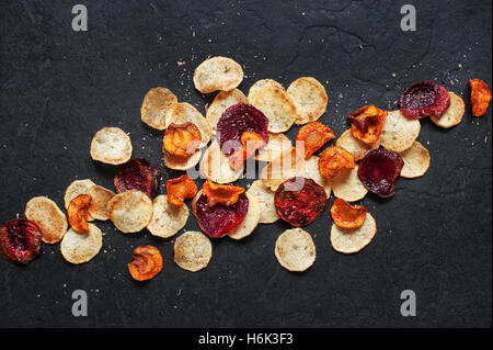 Copeaux de légumes maison sur le tableau noir Banque D'Images