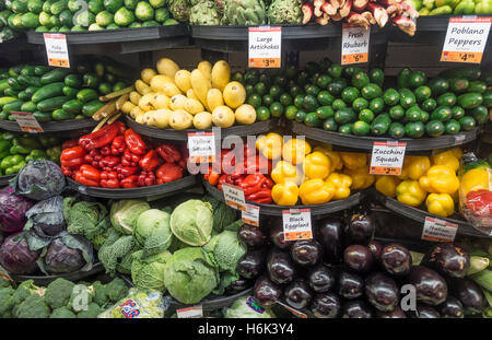 La vente de légumes frais dans un supermarché de la ville de New York Banque D'Images