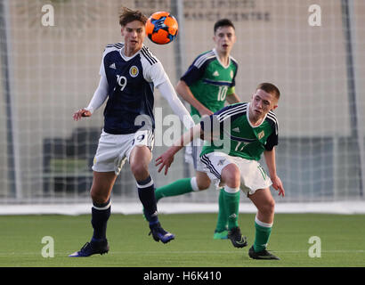 Aaron (à gauche), l'ancien joueur écossais de Steven Pressley, défie Paul McAdorey en Irlande du Nord lors du match du Bouclier de la victoire des moins de 16 ans à Oriam, Édimbourg. APPUYEZ SUR ASSOCIATION photo. Date de la photo: Dimanche 30 octobre 2016. Le crédit photo devrait se lire comme suit : Andrew Milligan/PA Wire. Banque D'Images