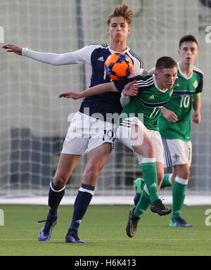 Aaron (à gauche), l'ancien joueur écossais de Steven Pressley, défie Paul McAdorey en Irlande du Nord lors du match du Bouclier de la victoire des moins de 16 ans à Oriam, Édimbourg. APPUYEZ SUR ASSOCIATION photo. Date de la photo: Dimanche 30 octobre 2016. Le crédit photo devrait se lire comme suit : Andrew Milligan/PA Wire. Banque D'Images